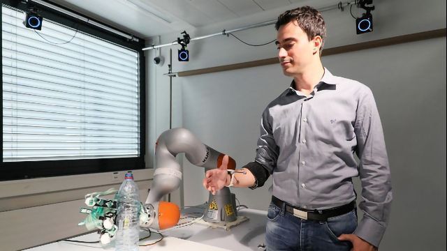 "Smart" Prosthetic Hand Shares Human and Robot Control content piece image 